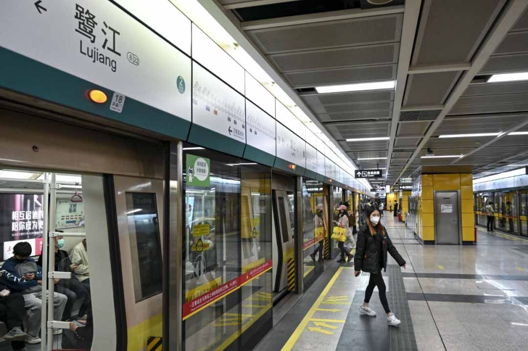 12月1日，广东省广州市海珠区，市民在鹭江地铁站乘坐地铁.jpg